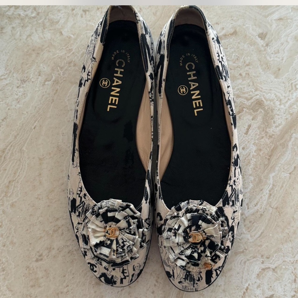 Vintage Chanel black and white Coco silk ballerina's with rosette